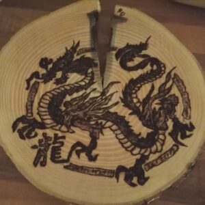 Drache auf Holzteller - Handarbeit, gebrannt